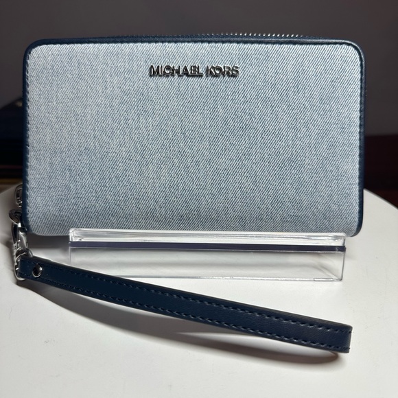 Michael Kors NWT light denim and navy wristlet/phone case silver hardware - Picture 1 of 9